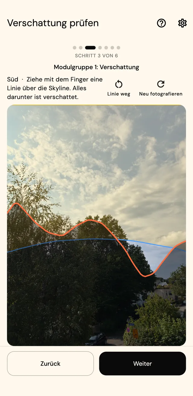 Horizontfoto mit orange eingezeichneter Horizontlinie und blauer Sonnenbahn