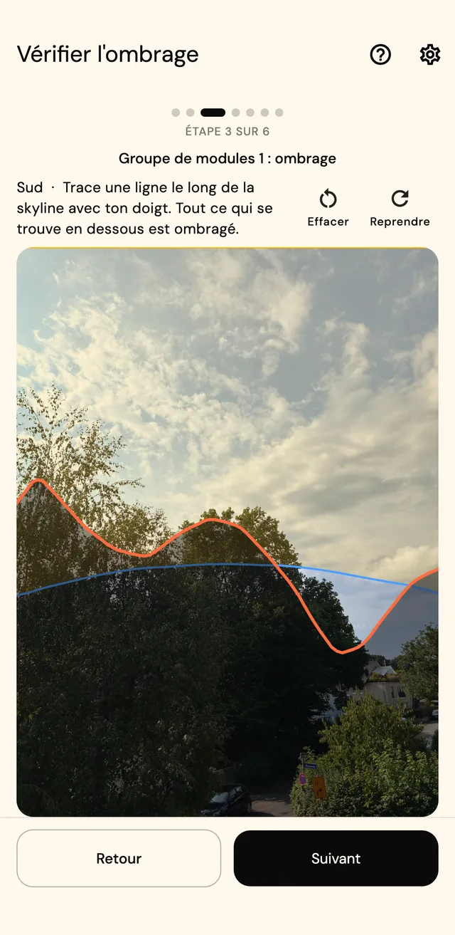 Photo de l'horizon avec la ligne d'horizon tracée en orange et la trajectoire du soleil en bleu