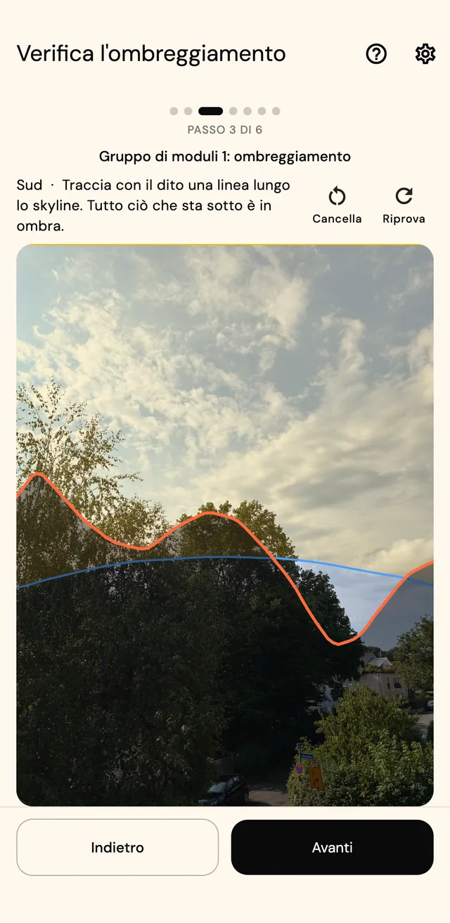 Foto dell'orizzonte con la linea dell'orizzonte tracciata in arancione e la traiettoria del sole in blu